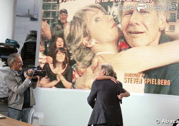 Ariane Massenet tente d'embrasser Harrison Ford