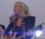 Kate Moss et sa guitare fêtent ses dix ans de collaboration avec Rimmel. A cette occasion, elle a tourné en mai dernier dans les Studios SPTING à Londres