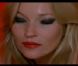 Kate Moss ultra maquillée fête ses dix ans de collaboration avec Rimmel. A cette occasion, elle a tourné en mai dernier dans les Studios SPTING à Londres