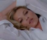 Kate Moss fête ses dix ans de collaboration avec Rimmel. A cette occasion, elle a tourné en mai dernier dans les Studios SPTING à Londres. Ici sublime avec sa grande chemise d'homme blanche. 