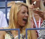 Blake Lively a assisté en compagnie de la créatrice de bijoux Lorraine Schwartz et une amie au quart de finale de Serena Williams lors de l\'US Open 2011 le 5 septembre<br />