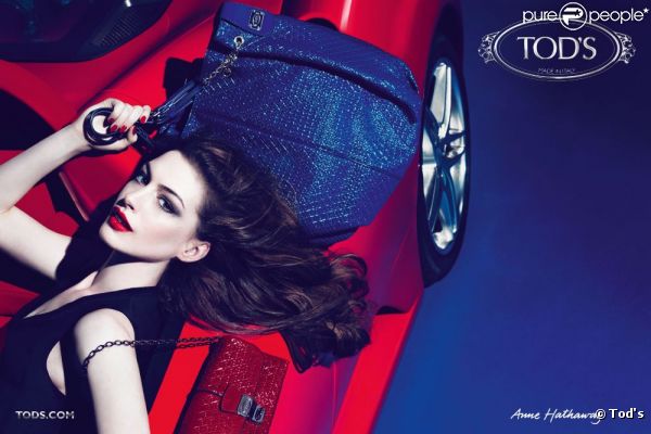 Anne Hathaway présente la nouvelle collection de sacs Tod's
