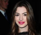 Anne Hathaway est l'égérie de charme de Tod's et présente la dernière collection de sacs baptisée Signature.