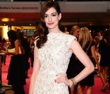 Anne Hathaway est l'égérie de charme de Tod's et présente la dernière collection de sacs baptisée Signature.