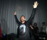 David Guetta fou de joie lors du lancement de son casque Beats Mixr, à Berlin le 6 septembre 2011 
