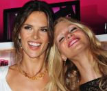  Alessandra Ambrosio et Erin Heatherton célèbrent la Fashion's Night Out à la boutique Victoria's Secret à SoHo. New York, 8 septembre 2011 