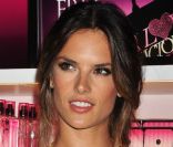 Alessandra Ambrosio célèbre la Fashion's Night Out à la boutique Victoria's Secret à SoHo. New York, 8 septembre 2011