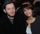  Emma de Caunes et Jamie Hewlett le 24 janvier 2011 au défilé de mode Etam collection printemps-été 2011 au Grand Palais suivi d'une soirée au Ritz. Le couple s'est marié à Saint-Paul-de-Vence le 10 septembre 2011. 