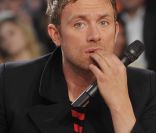 Damon Albarn (photo : en mai 2010 dans Le Grand Journal) était le témoin du mariage de son compère Jamie Hewlett avec Emma de Caunes, le 10 septembre 2011 à Saint-Paul de Vence