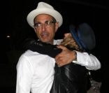 Jeff Goldblum à nouveau dans les bras d'une très jeune femme...