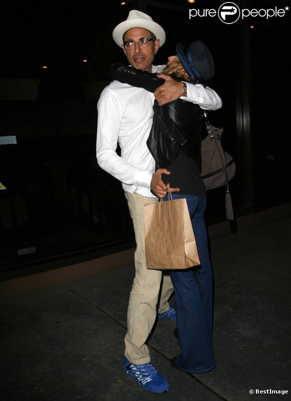 Jeff Goldblum et une jeune inconnue à la sortie du restaurant Chez Madeo à Los Angeles le 9 septembre 2011 