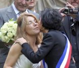 Jean-Marie Bigard et sa femme Lola Marois lors de leur mariage à la mairie du VIIe arrondissement de Paris, le 27 mai 2011.