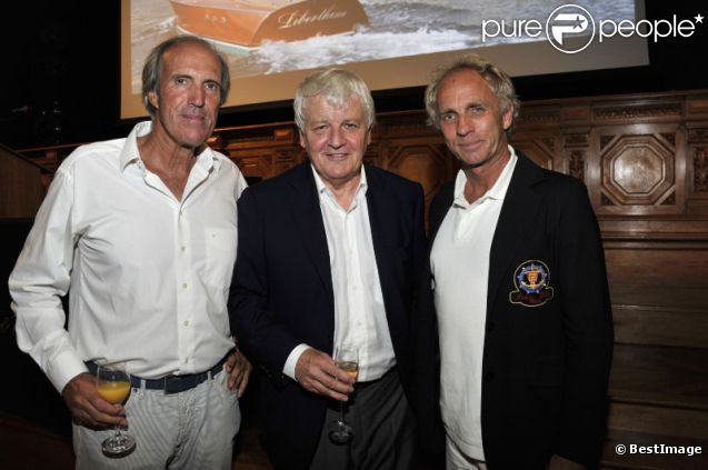 Marc Paegot et Philippe Monet encadrent Jacques Perrin lors de la Nuit du Yachting à Monaco le 17 septembre 2011