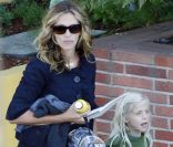 Julia Roberts et sa fille Hazel Patricia se baladent dans les rues de Los Angeles le 12 septembre 2011<br />