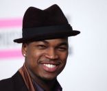 Ne-Yo pose lors des American Music Awards en novembre 2010