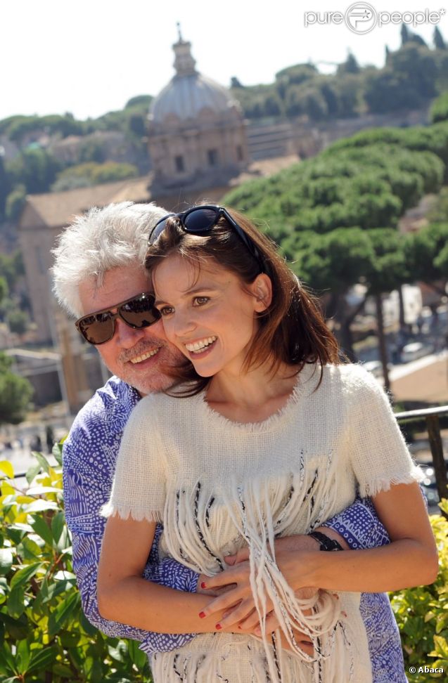 Pedro Almodóvar et Elena Anaya lors d'un photocall pour la promotion du film  La piel que habito, à Rome le 21 septembre 2011
