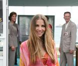 Elsa Pataki sort de la plage des palmes