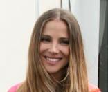 Elsa Pataki sort de la plage des palmes