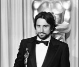 Robert de Niro en 1981 avec son Oscar pour Raging Bull 