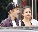 Justin Bieber et sa chérie Selena Gomez dans les rues de Los Angeles, abordés par un fan, le 16 septembre 2011