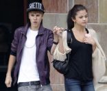 Justin Bieber et sa chérie Selena Gomez dans les rues de Los Angeles, abordés par un fan, le 16 septembre 2011