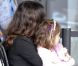 Salma Hayek et sa fille Valentina embarquent sur un fauteuil roulant pour un vol à destination de Paris. A Los Angeles, le 24 septembre 2011