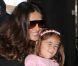Salma Hayek et sa fille Valentina embarquent sur un fauteuil roulant pour un vol à destination de Paris. A Los Angeles, le 24 septembre 2011