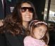 Salma Hayek et sa fille Valentina embarquent sur un fauteuil roulant pour un vol à destination de Paris. A Los Angeles, le 24 septembre 2011