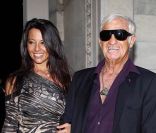 Jean-Paul Belmondo : Lunettes noires et son amoureuse pour honorer la mode