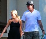 Tori Spelling avec son mari Dean McDermott dans les rues de Los Angeles le 27 septembre 2011