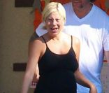 Tori Spelling avec son mari Dean McDermott dans les rues de Los Angeles le 27 septembre 2011