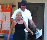 Tori Spelling avec son mari Dean McDermott dans les rues de Los Angeles le 27 septembre 2011