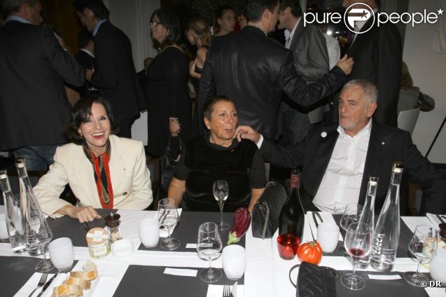 Denise Fabre, Nicole (du restaurant La Petite Maison) et son époux lors de la soirée de l'Association des Niçois de Paris, le 26 septembre 2011. 