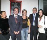 Nicole (du restaurant La Petite Maison), Frédéric Lefebvre, Michèle Laroque et Denise Fabre lors de la soirée de l'Association des Niçois de Paris, le 26 septembre 2011. 