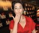 Marilou Berry, tendre, salue ses copains artistes avec Clotilde Courau