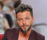Christophe Maé sur le plateau de <em>Vivement Dimanche</em>, émission présentée par Michel Drucker et diffusée le 2 octobre 2011. Prise de vue effectuée le 28 septembre 2011