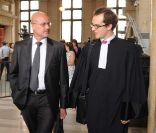 Pierre Martinet arrive au tribunal, accompagné de son avocat, à Paris, le 27 septembre 2011.