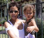 Halle Berry et Nahla en été 2011.<br />