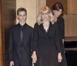 Caroline de Monaco, avec Amy, femme du défunt, et l\'un de ses fils, lors de l\'inauguration de la plaque hommage à Yakov Kreizberg, à Monaco. 2 octobre 2011