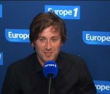 Thomas Dutronc répond aux questions de Nikos Aliagas sur Europe 1, le 3 octobre 2011. Il partira en tournée à partir de mercredi. 