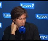 Thomas Dutronc évoque la sortie de  Silence on tourne, on tourne rond  et répond aux questions de Nikos Aliagas sur Europe 1, le 3 octobre 2011.