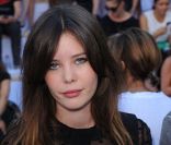 Lou Lesage au défilé Chloé lors de la Fashion Week parisienne le 3 octobre 2011