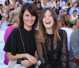 Marina Hands et Lou Lesage au défilé Chloé lors de la Fashion Week parisienne le 3 octobre 2011