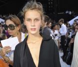 Marine Vacth au défilé printemps-été 2012 de Chloé lors de la Fashion Week parisienne le 3 octobre 2011