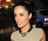 Salma Hayek, divine dans sa robe en cuir beige, au défilé Yves Saint Laurent à Paris, le 3 octobre 2011