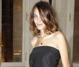 Alexa Chung au défilé Yves Saint Laurent à Paris, le 3 octobre 2011