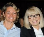 Mireille Darc et Muriel Hermine des Clarins award de la Femme dynamisante 2011, à l\'Opéra comique, à Paris, le 3 octobre 2011