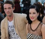 Dita von Teese et son compagnon Louis-Marie de Castelbajac au premier rang du défilé Alexis Mabille à Paris le 2 octobre 2011