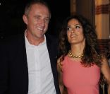 Salma Hayek et François-Henri Pinault sont certainement les amoureux de cette Fashion Week parisienne ! Le couple arrive au défilé Alexander McQueen le 4 octobre 2011<br />