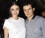 Orlando Bloom prend la pose avec sa chérie top model, Miranda Kerr dans les coulisses du défilé Lanvin à Paris le 30 octobre 2011<br />